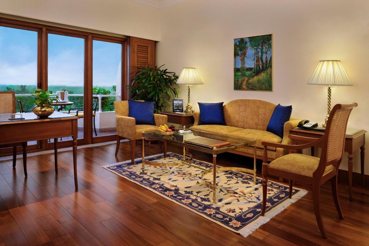 The Oberoi Bengaluru Otel Dış mekan fotoğraf A living room at the Taj Bengal
