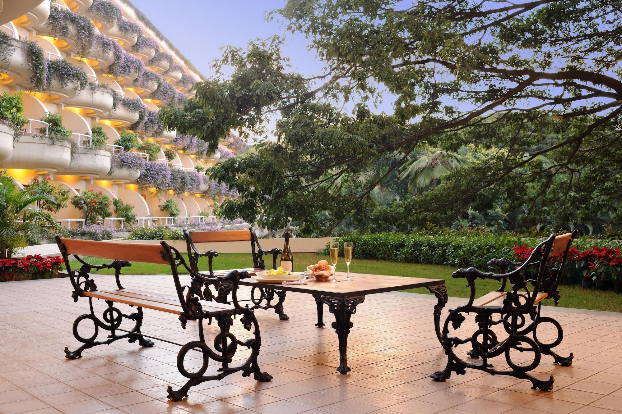 The Oberoi Bengaluru Otel Dış mekan fotoğraf The hotel's garden
