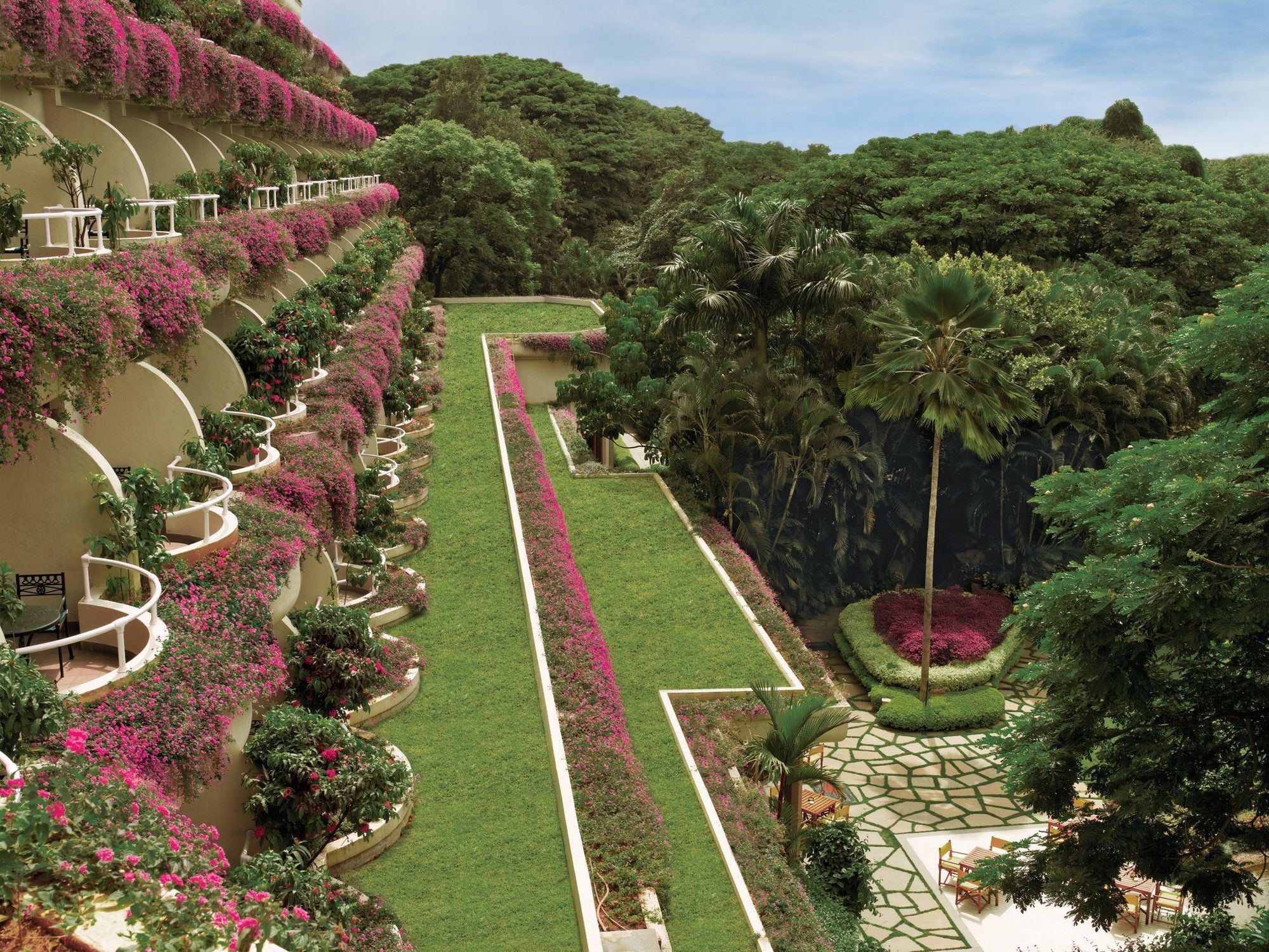 The Oberoi Bengaluru Otel Dış mekan fotoğraf The Banyan Tree resort in Phuket, Thailand